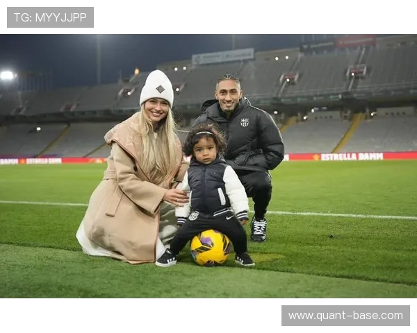 拉菲尼亚妻子晒照回忆：永远不会忘记这个赛季你创造的61球精彩瞬间