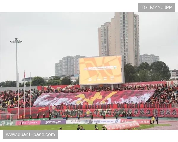 超1500名重庆球迷客场助威 铜梁龙冲超决战全力以赴